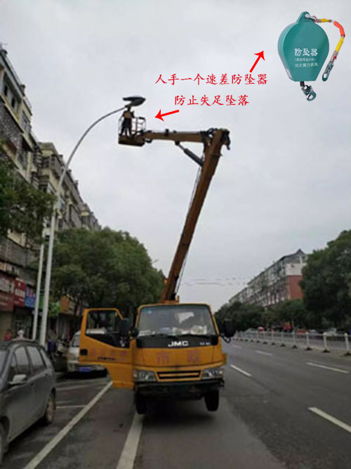 工人站在路燈維修車(chē)上進(jìn)行維修路燈